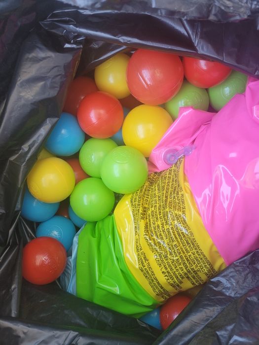 Piscina cu 600 de bile