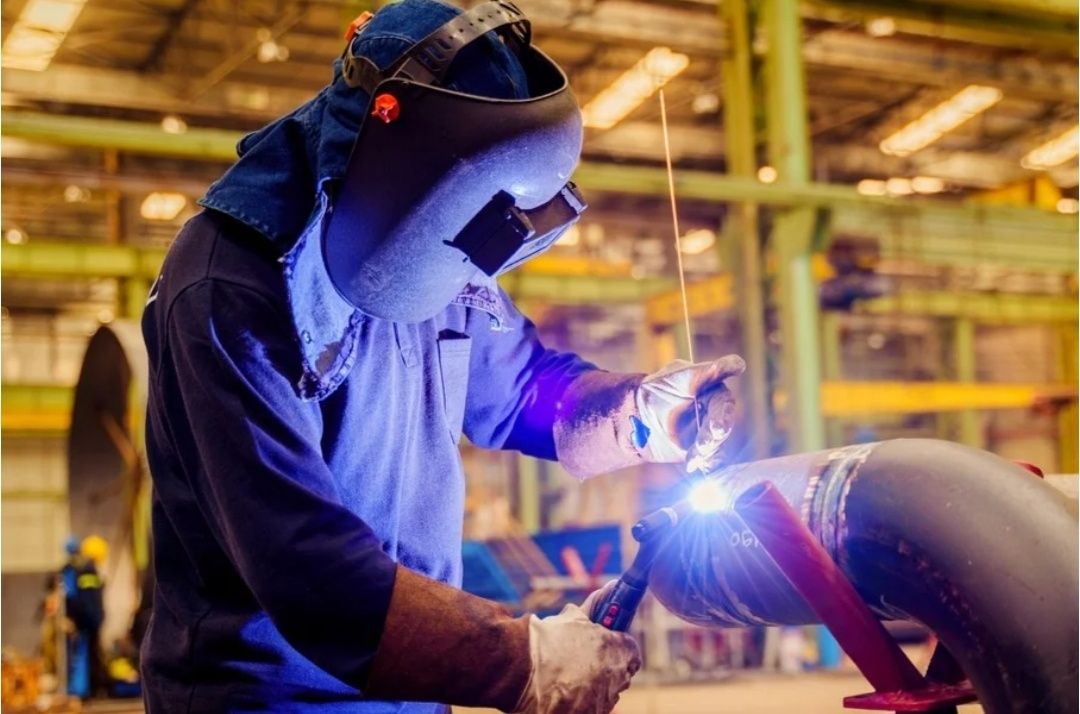 Газопровод установка счётчика газа. Сварщик Сантехник отопление ремонт