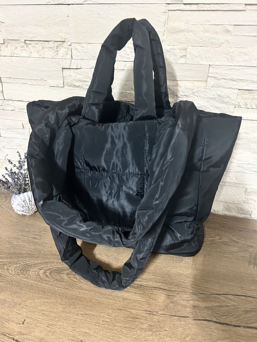 Geanta neagra, incapatoare.