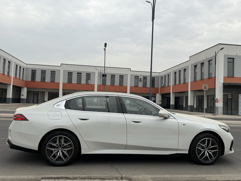 BMW i5 35L (eDrive 35L) bez prabeg chegirma narxlarda