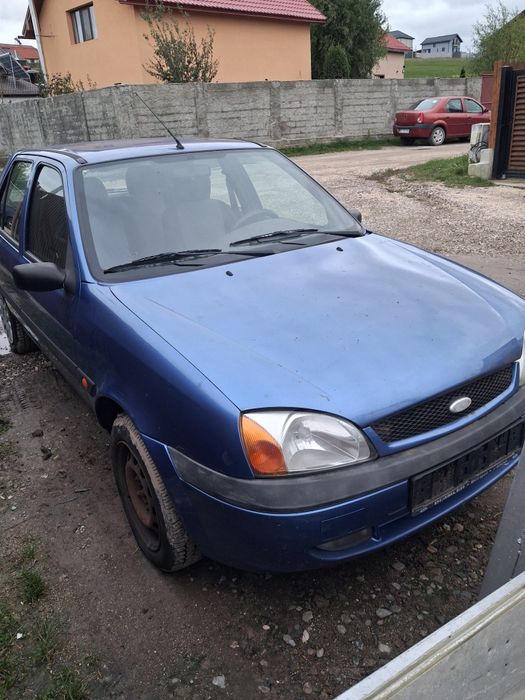 Dezmembrez ford fiesta fab 2000 1.3 benzina