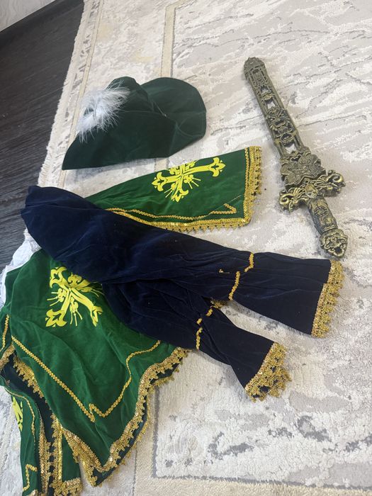 Новогодние костюмы в отличном состоянии на детей 8-10лет