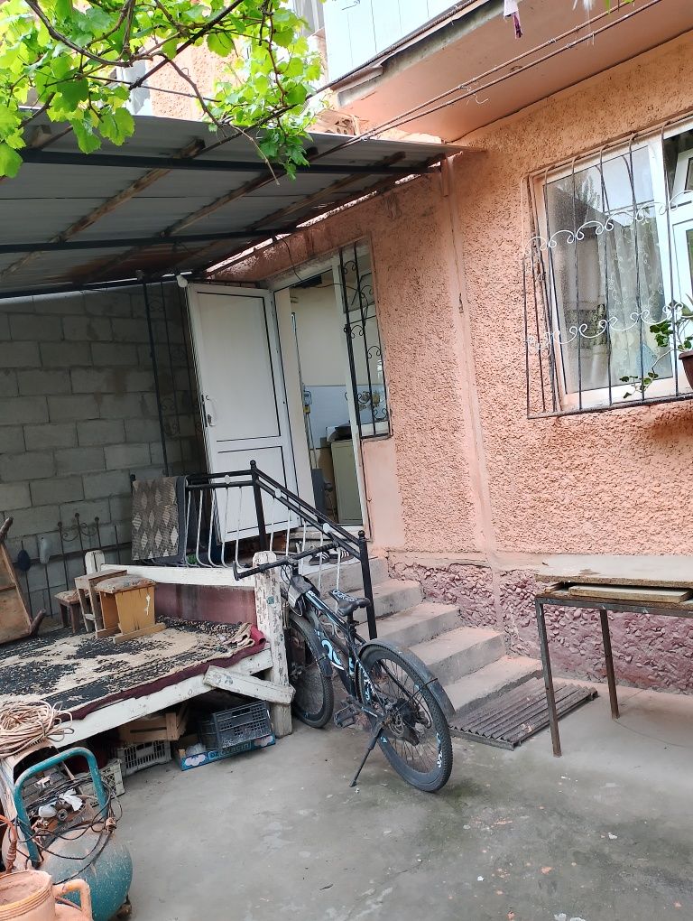 Киргили 1 этаж 2 хона квартира сотилади
