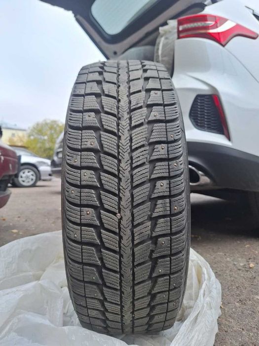 Продам зимнюю шипованную резину 225/60/R17.
