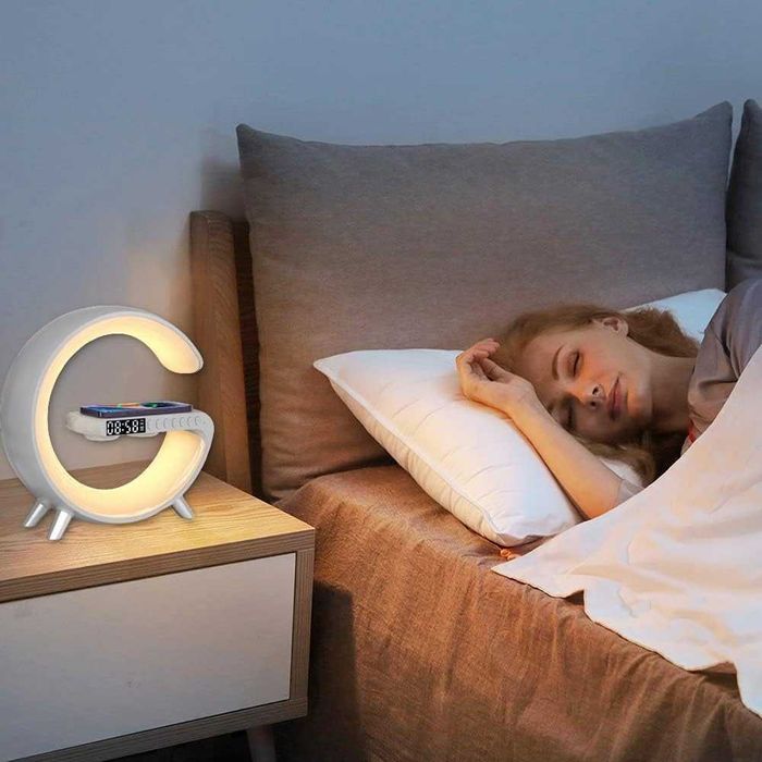 Смарт LED лампа - зарядно с високоговорител и часовник