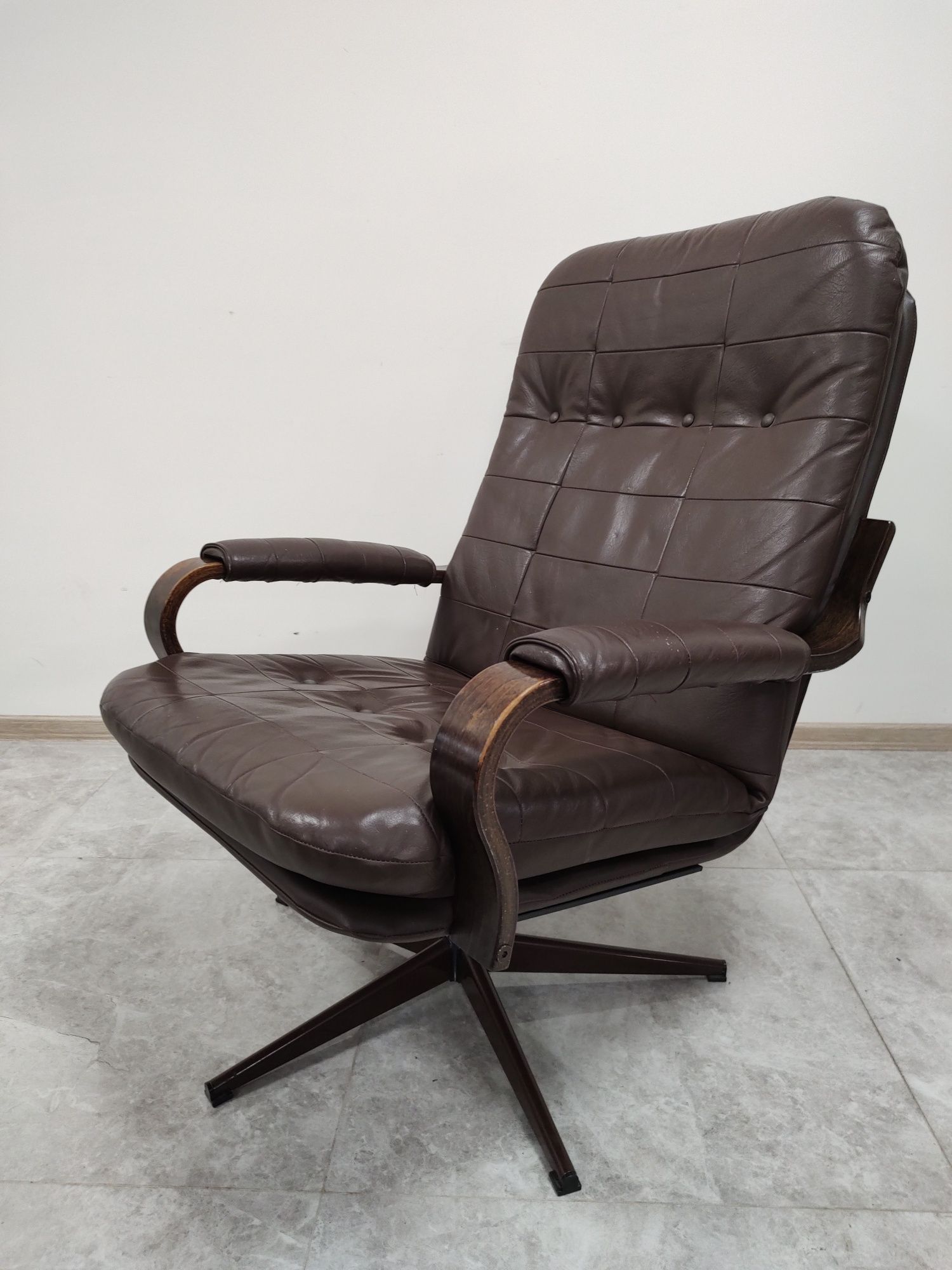 Скандинавско кожено кресло от 70-те Д387