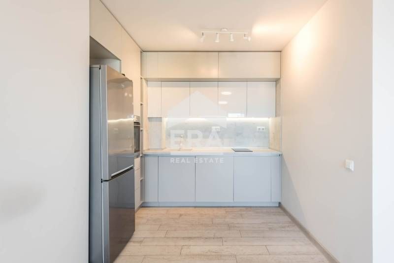 Двустаен, обзаведен, югоизточен апартамент за продажба, с морска панор