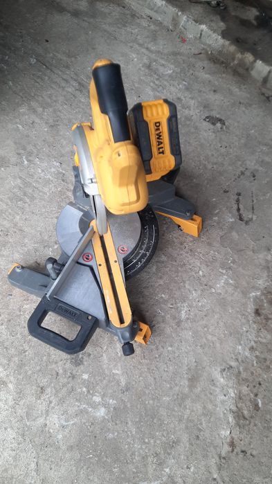 Vând circular Dewalt