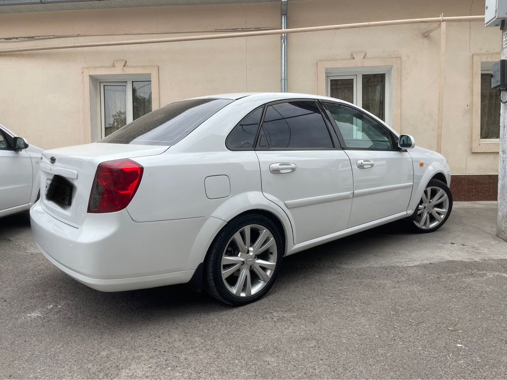 Lacetti 1.8 sotiladi