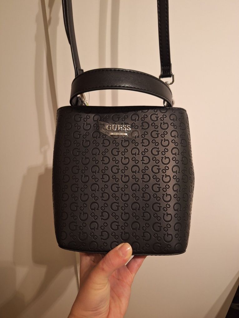 GUESS оригинална чанта