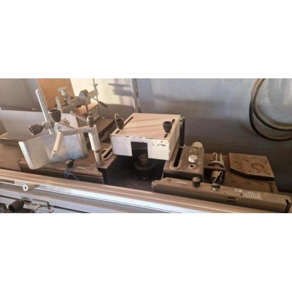 По заявка фреза с ъглова карета за дървена дограма.