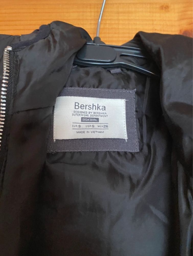 Vesta matlasata neagra Bershka marimea S