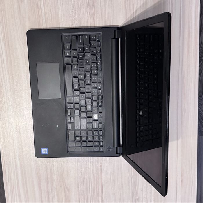 Продавам Dell Inspiron 15 3567