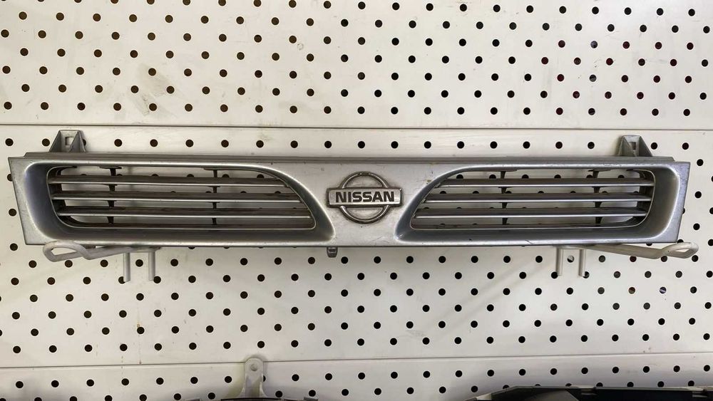 Решетка радиатора NIssan Sunny n14 1993 г. В. Оригинал.