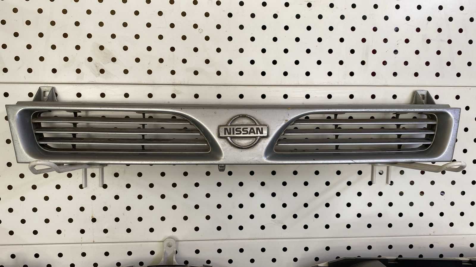 Решетка радиатора NIssan Sunny n14 1993 г. В. Оригинал.