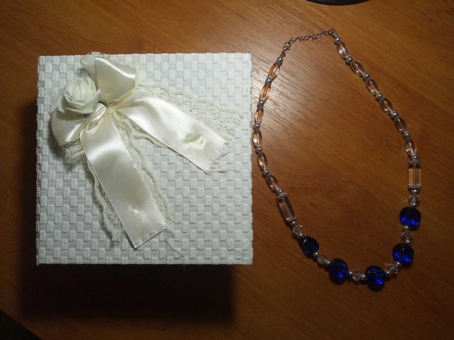 Новое ожерелье и белая шкатулка.Цена за все 50 тысяч сумов