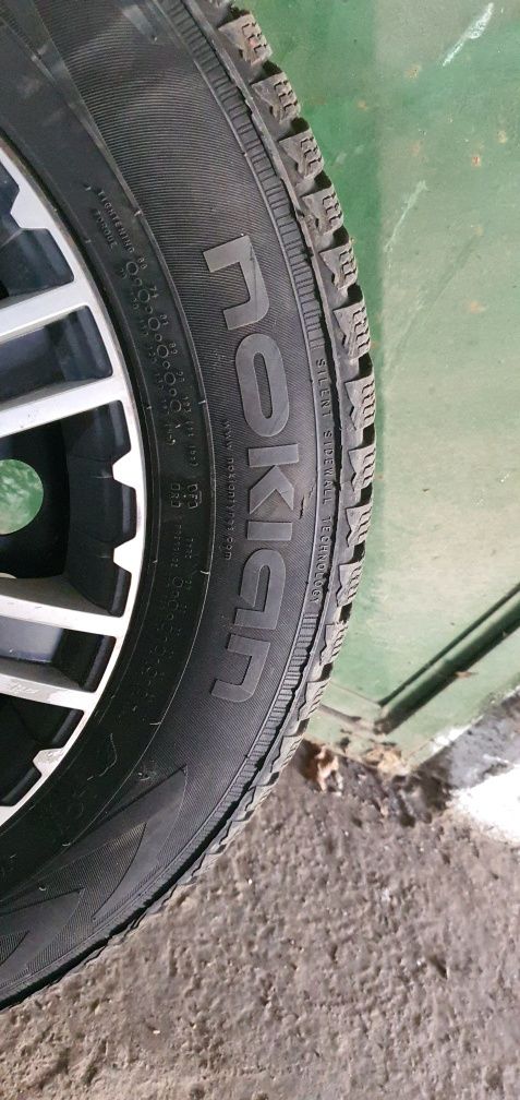 Roți cu anvelope de iarnă și jante tablă.