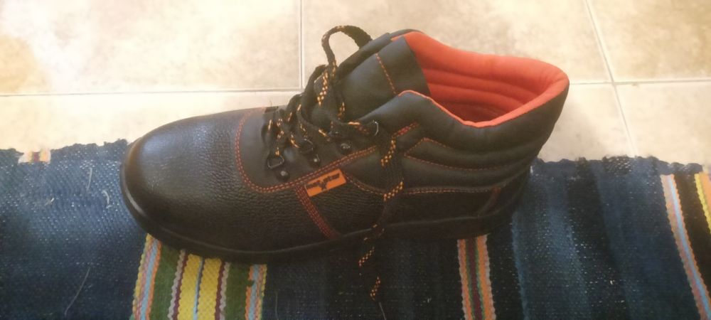 Работни обувки за строителството и др.