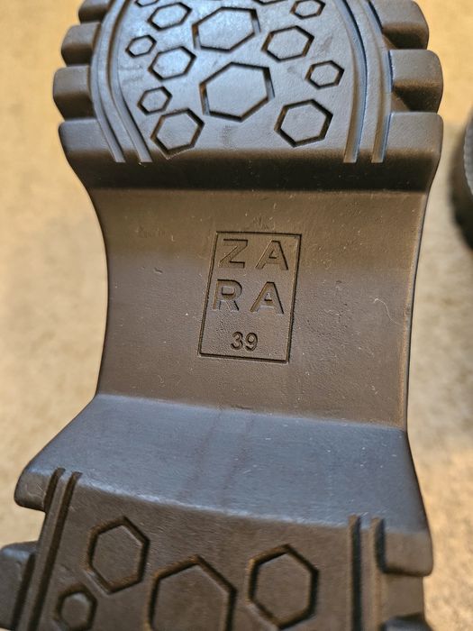 Ghete pana la glezna, Zara negre, marimea 39. Produs nou cu eticheta.