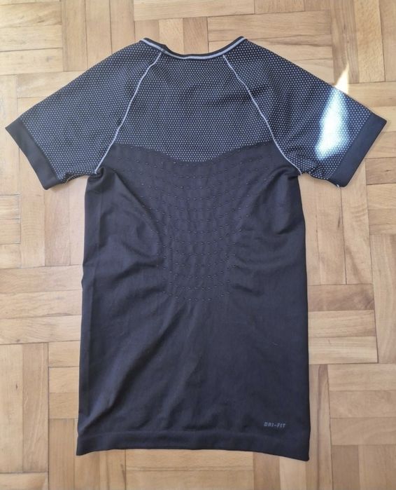 Tricou de compresie Nike Pro Hypercool pentru femei, mărimea M