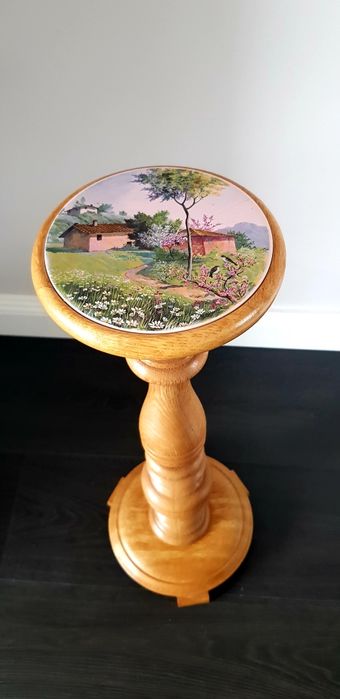 Piedestal vechi din lemn masiv și ceramică