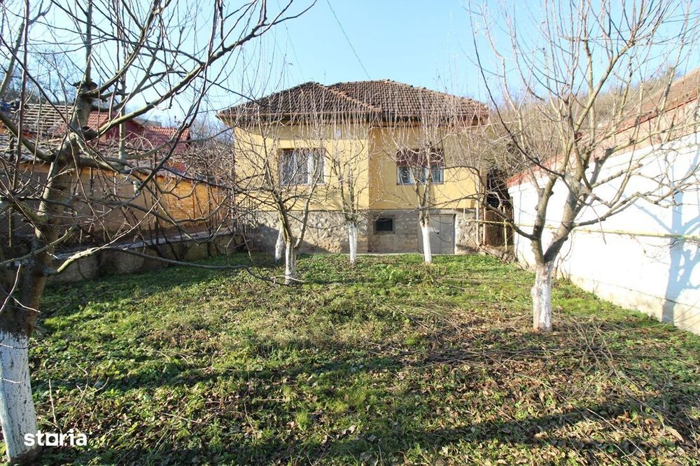 Vând casă în Hunedoara, P+Pod, zona Castel, teren 1276mp, f.s. 16m