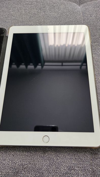 iPad 5 (5th gen) 32GB, Wi-Fi + 4G, 95% baterie, Silver stare excelentă