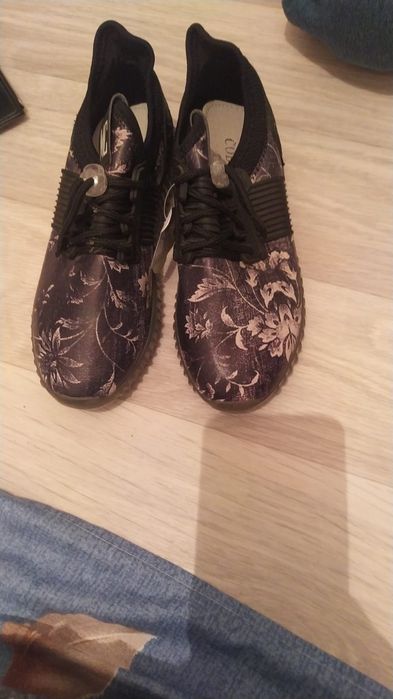 Новые горящие кросовки 36 размер очень красывые