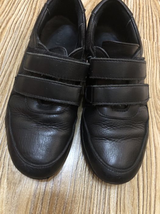 Продаются ботинки.