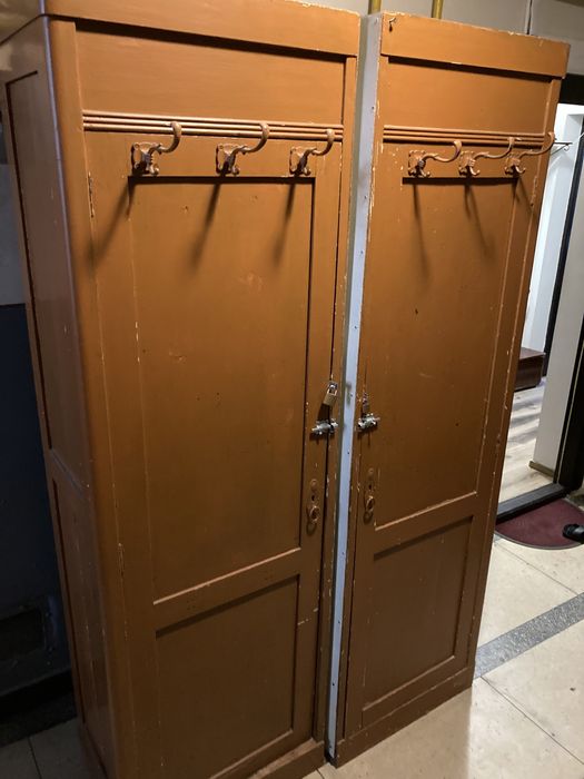 Dulap rustic cu sertare si etajere lucrat frumos si curat