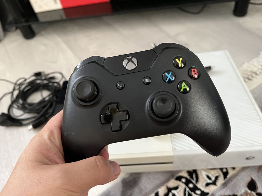 Продам игровую приставку xbox one 500GB