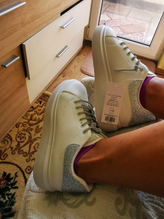 Чисто нови блестящи кецове