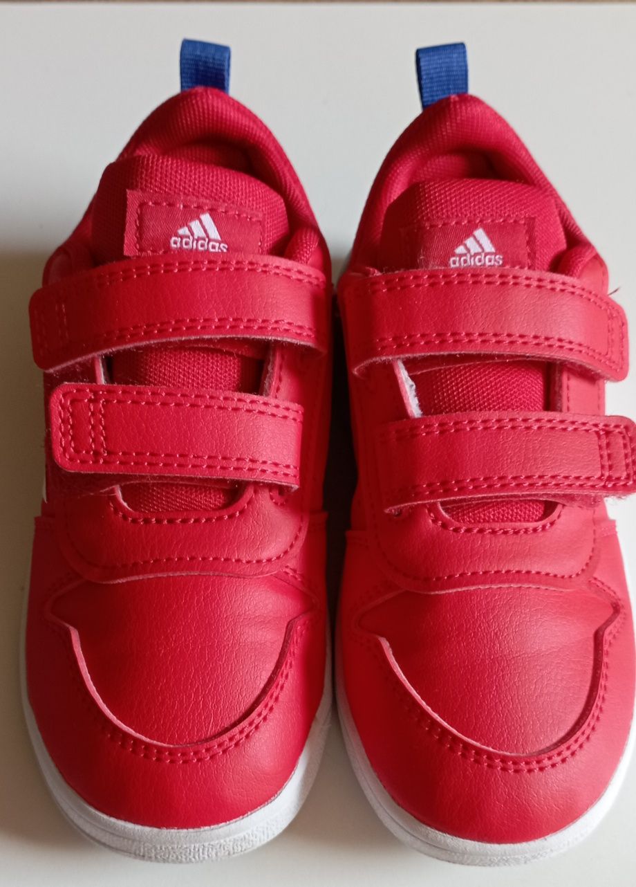 Продавам детски маратонки adidas