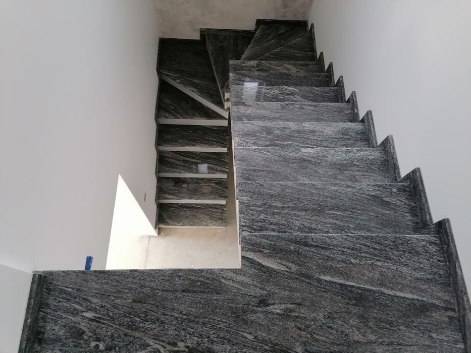 Realizez si montez marmura si granit