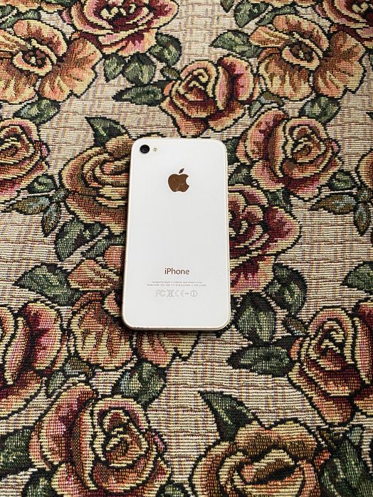 Продавам iPhone 4s