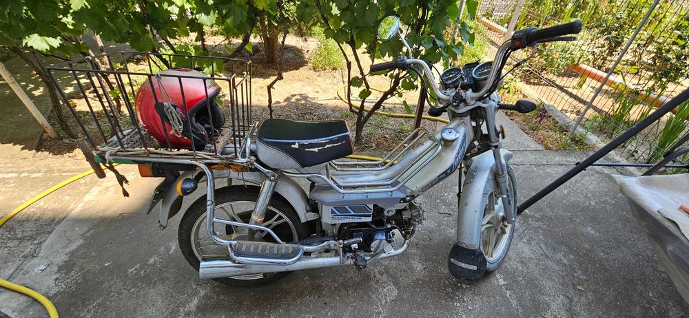 Vand Moped Curier