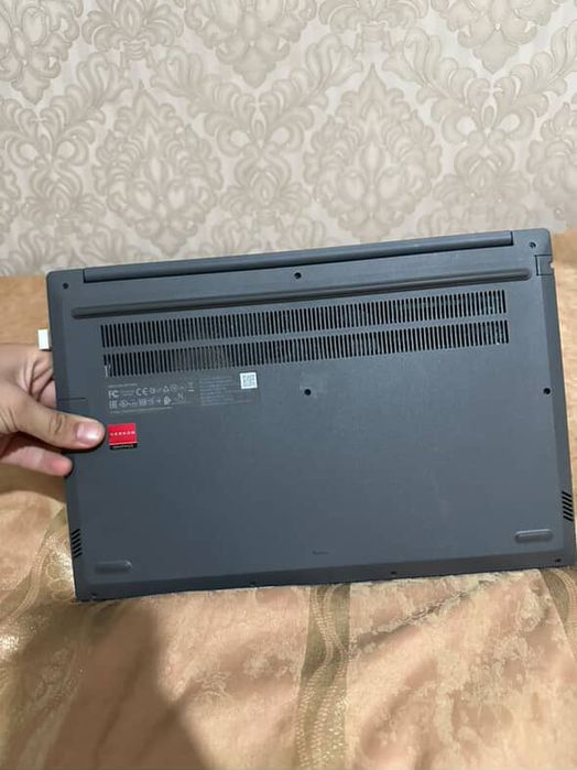 Lenovo noutbook sotiladi