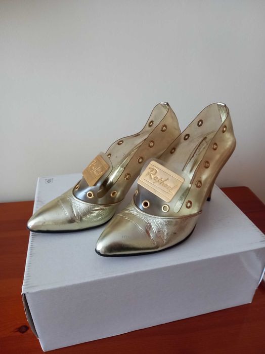 Продавам обувки и други