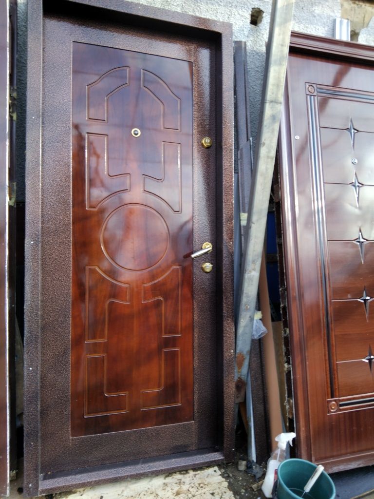 Vînd ușii metalice de exterior complete cu chei