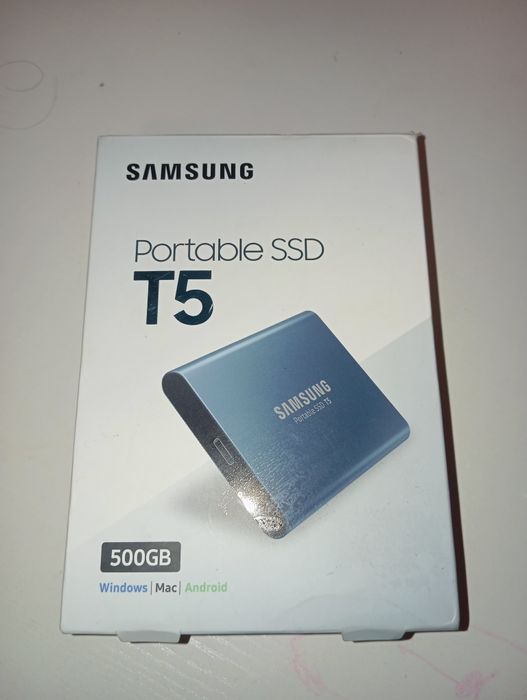 SSD portabil Samsung T5  de 500 GB .