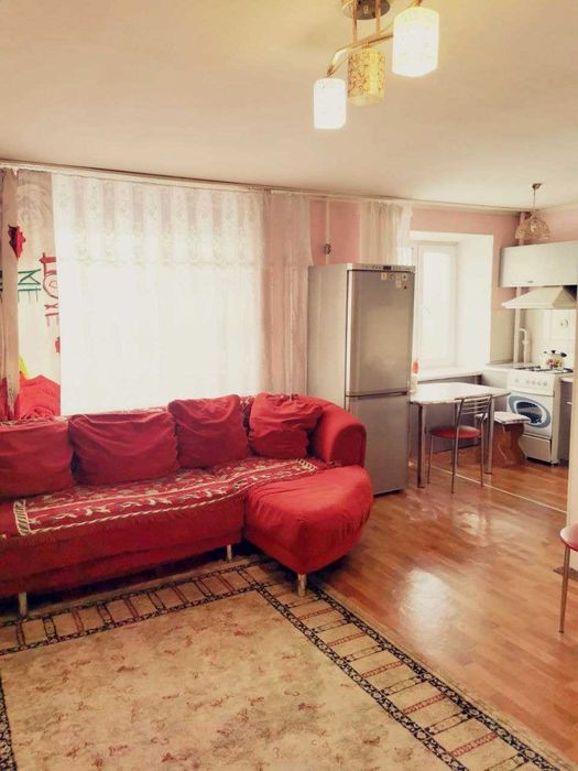 Продам двухкомнатную в центре