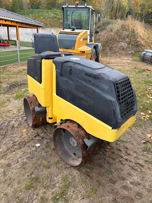 Închiriez cilindru compactor , picior de oaie compactor
