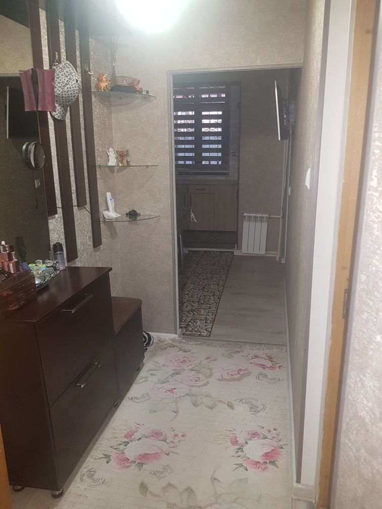 Продаётся квартира 1 комнатная переделаная в 3..есть огород 1 этаж..