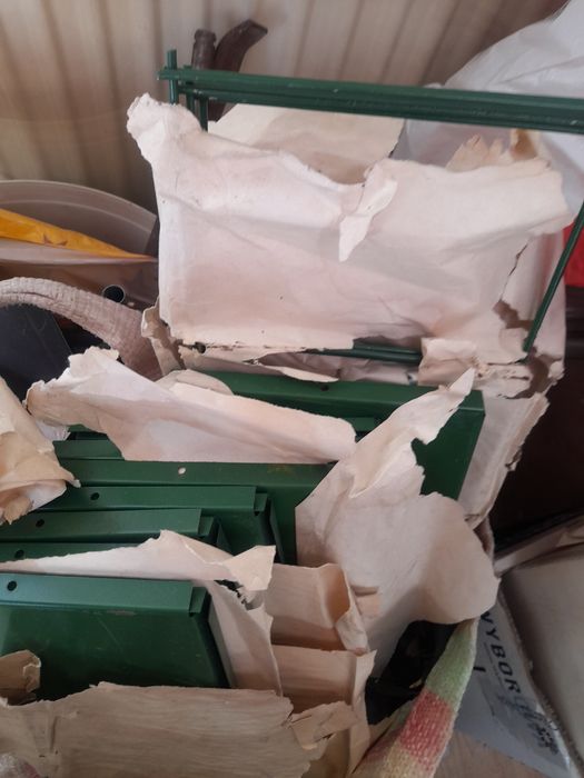 Етажерки от метал от Москва-зелени, черни