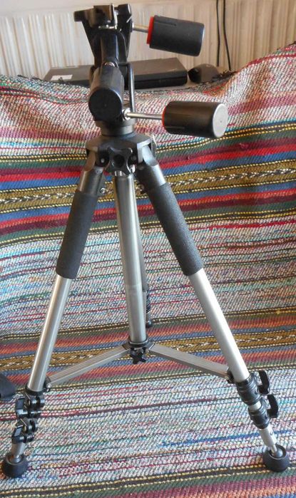 НОВ Canon EOS 700D с 3 обектива, статив и приклад