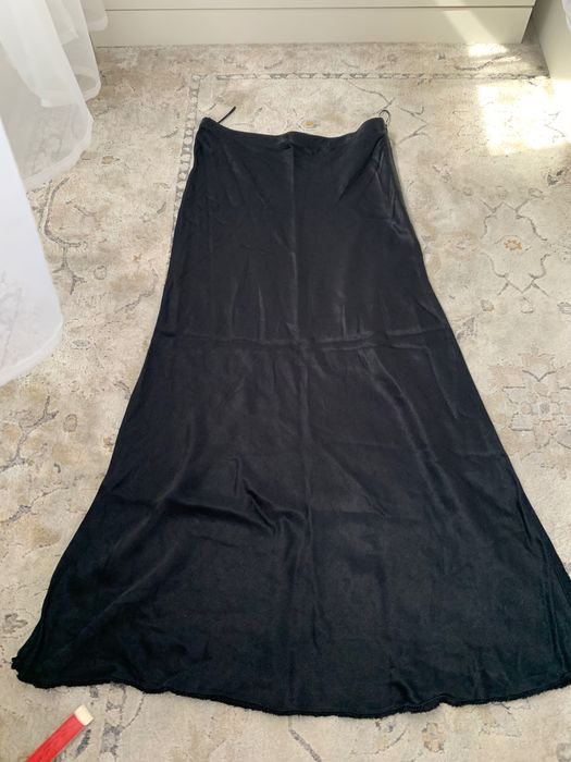 Zara fusta satin pe corp