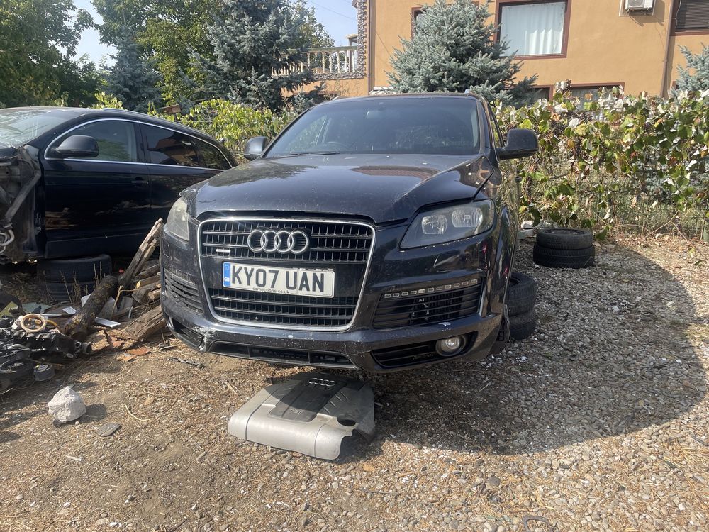 Faruri pe fond negru audi q7