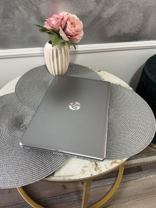 Laptop Hp G6 15.6” i5 8th, 16Gb Ram DDR 4, 256 SSD, 2Gb AMD Radeon.