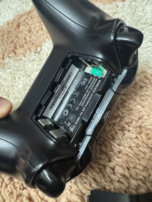 XBOX ONE с 2 безжични джойстика и 15 игри