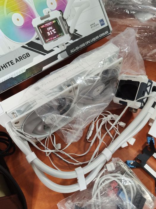 Oferta! Cooler cu display alb 240 mm argb,multisock,la cutie,am5,1700.